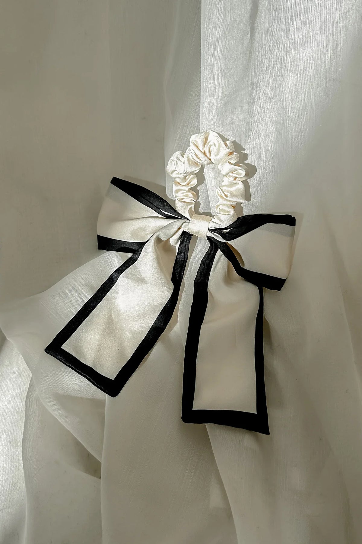 Mimi Contrast Bow Scrunchie White